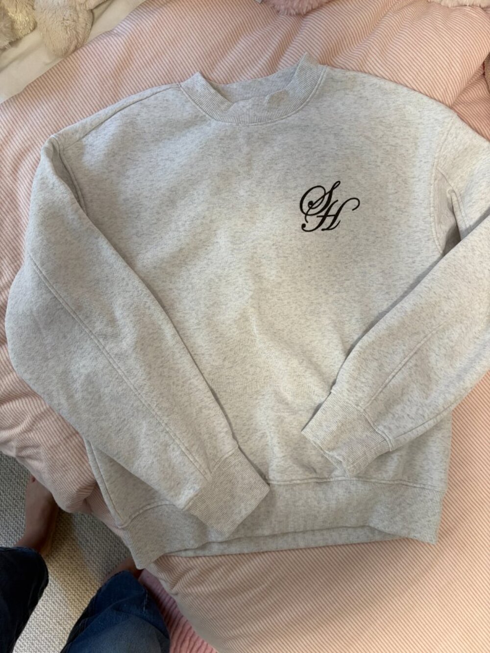 H&M Loose Fit Graphic Crewneck Sweatshirt – Size Small